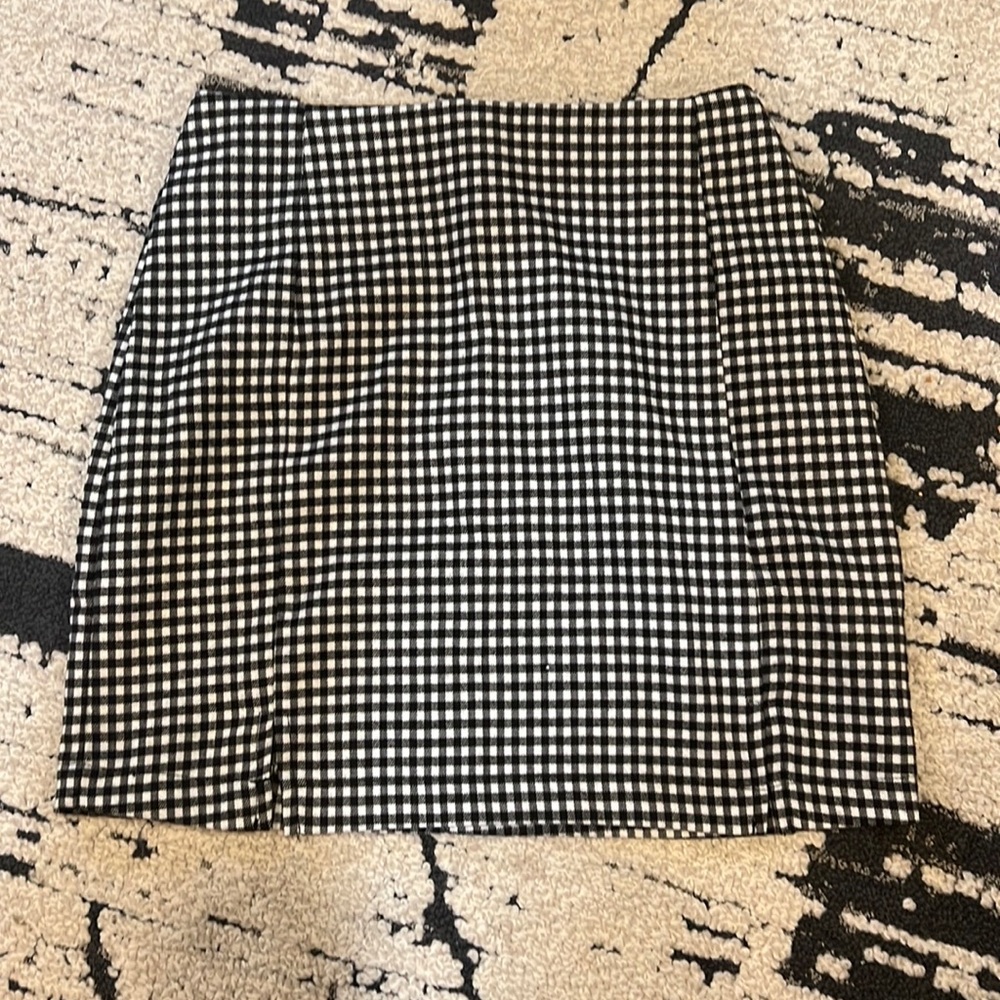Black and white slit mini skirt